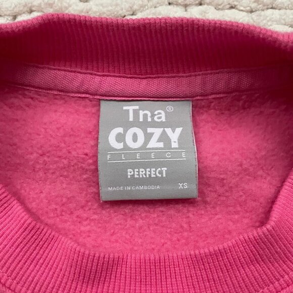 Aritzia TNA Cropped Cozy Hot Pink Fleece Crewneck - Size XS - Picture 4 of 4